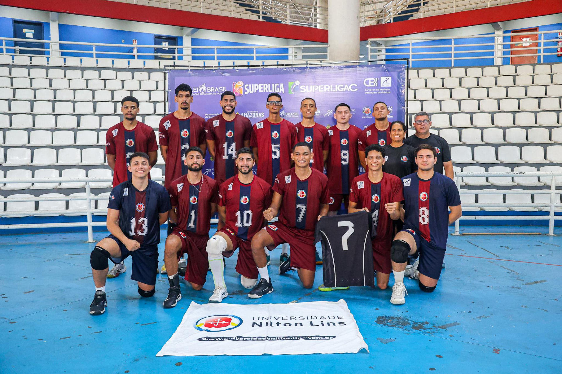 Equipe masculina de vôlei da Associação Atlética Nilton Lins reunida na Arena Amazonas antes de partida da Superliga C