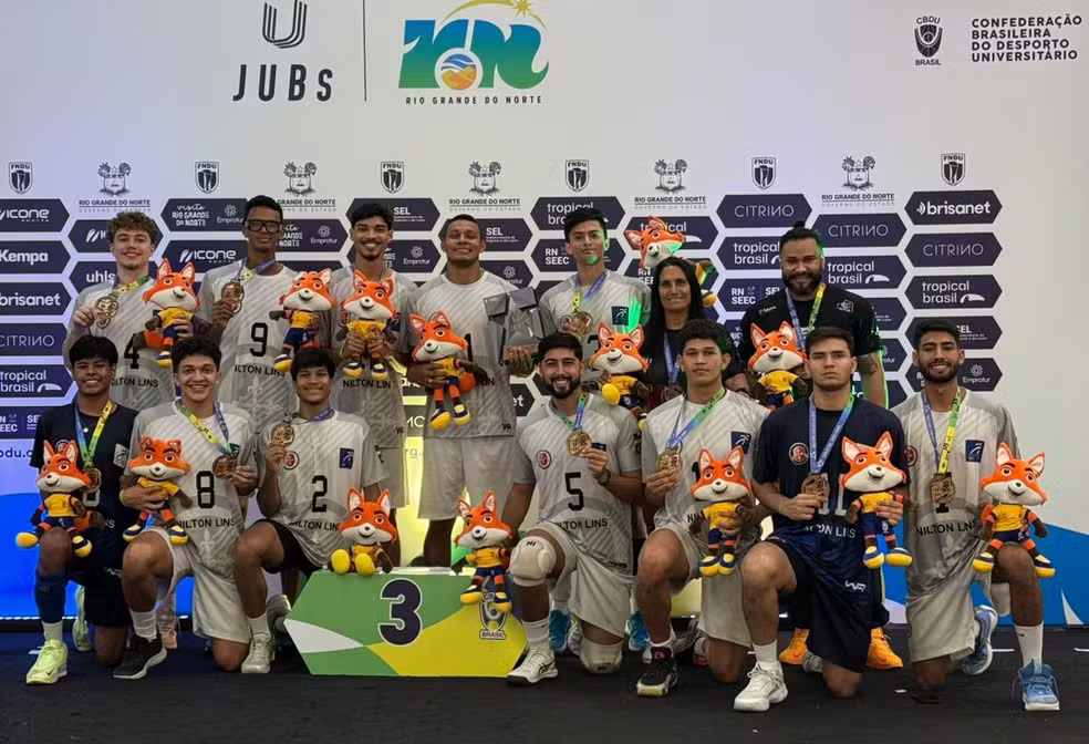 Equipe de vôlei masculina da Universidade Nilton Lins no pódio dos JUBs com a medalha de bronze